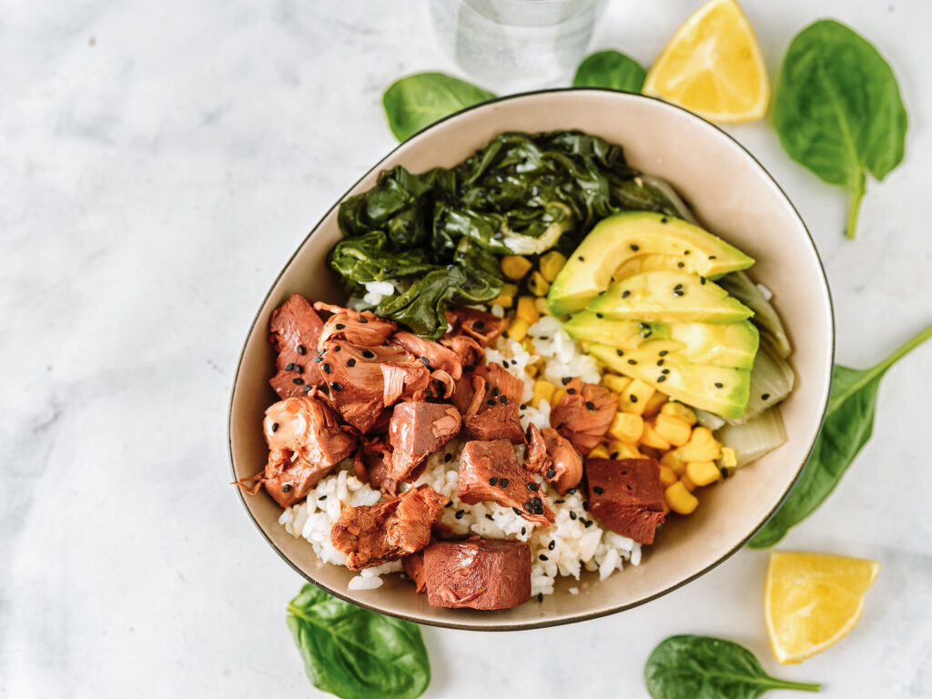 Nahaufnahme einer veganen gesunden Bowl mit Reis, Salat und Jackfruit