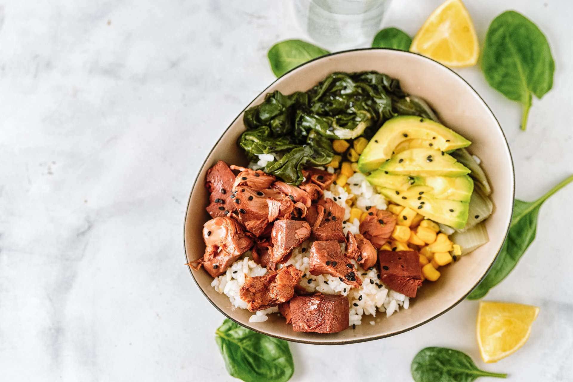 Nahaufnahme einer veganen gesunden Bowl mit Reis, Salat und Jackfruit