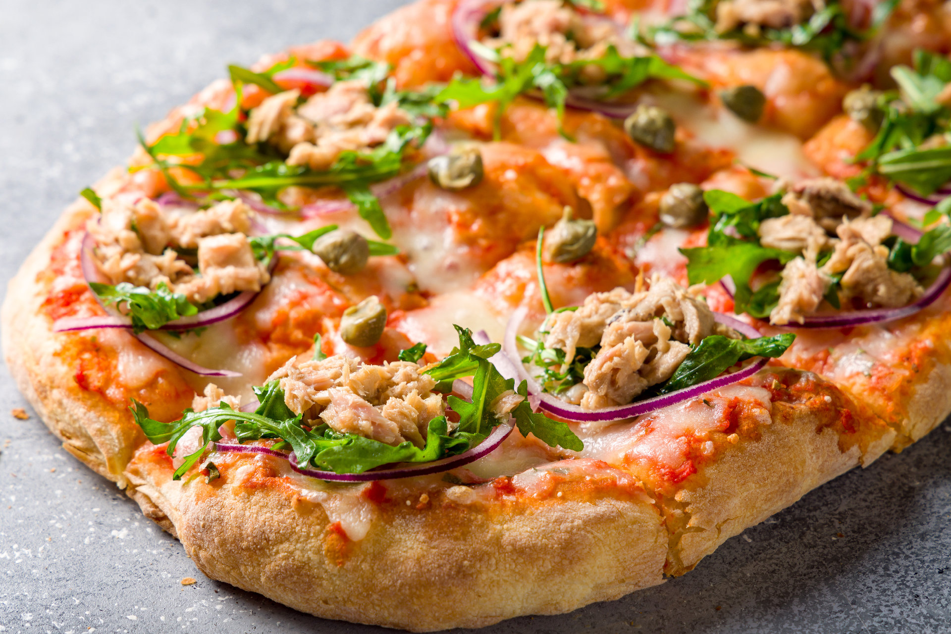Serviervorschlag Pizza mit veganen Thunfisch VALIO.de