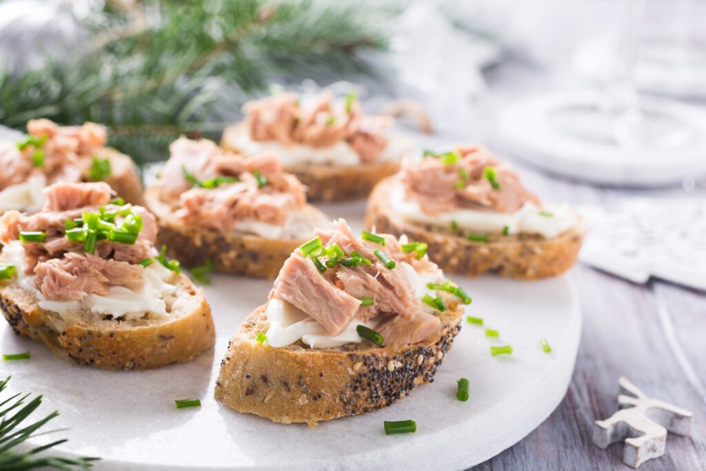Snack: Baguette slices with cream cheese, vegan tuna & chives