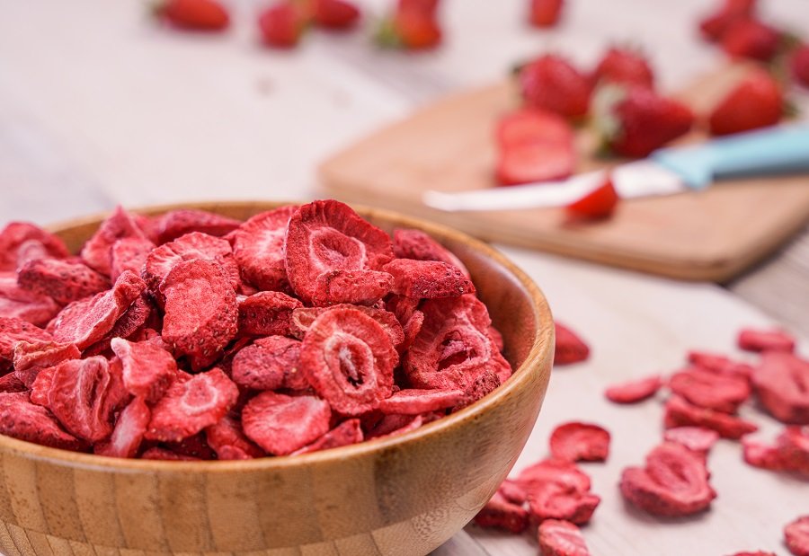Gefriergetrocknete Erdbeerscheiben in Schale