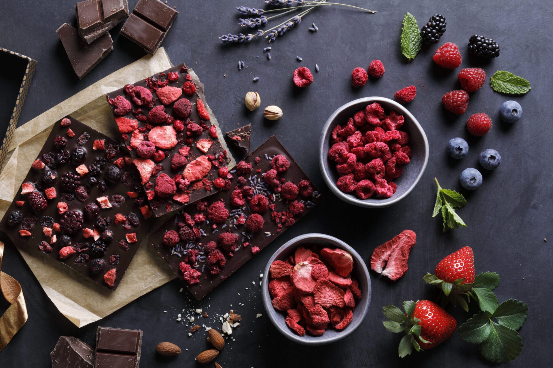 Schokolade mit gefriergetrockneten Erdbeeren und Himbeeren