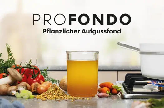 Sauberes Pflanzenfutter für den Kochtopf, mit frischen Zutaten und einem Glas Brühe.