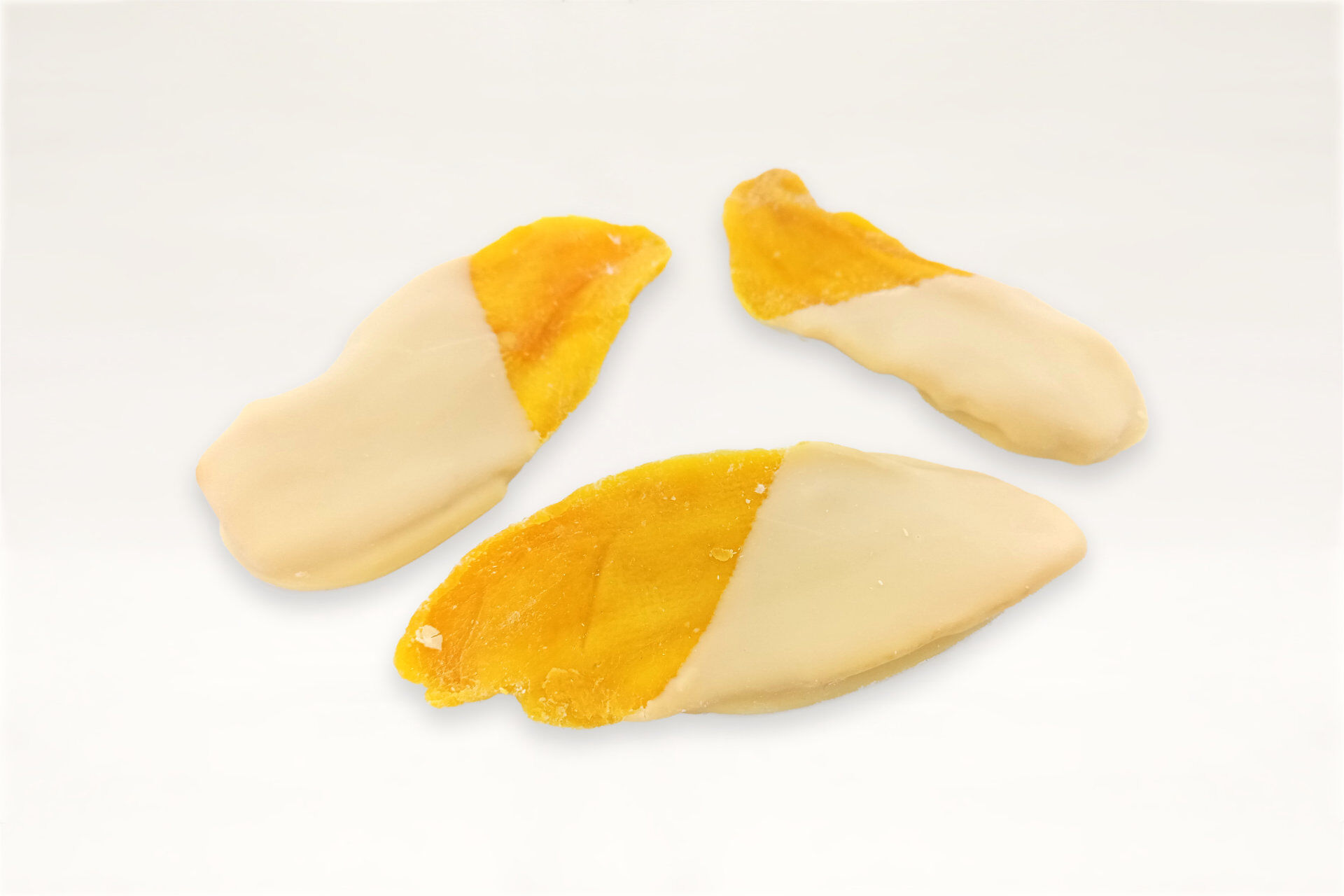 Mango, getrocknet, halbschokoliert mit weißer Glasur, einzeln, Serviervorschlag