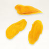 Frische getrocknete Mangostücke auf weißem Hintergrund, ideal für gesunde Snacks und exotische Küche.