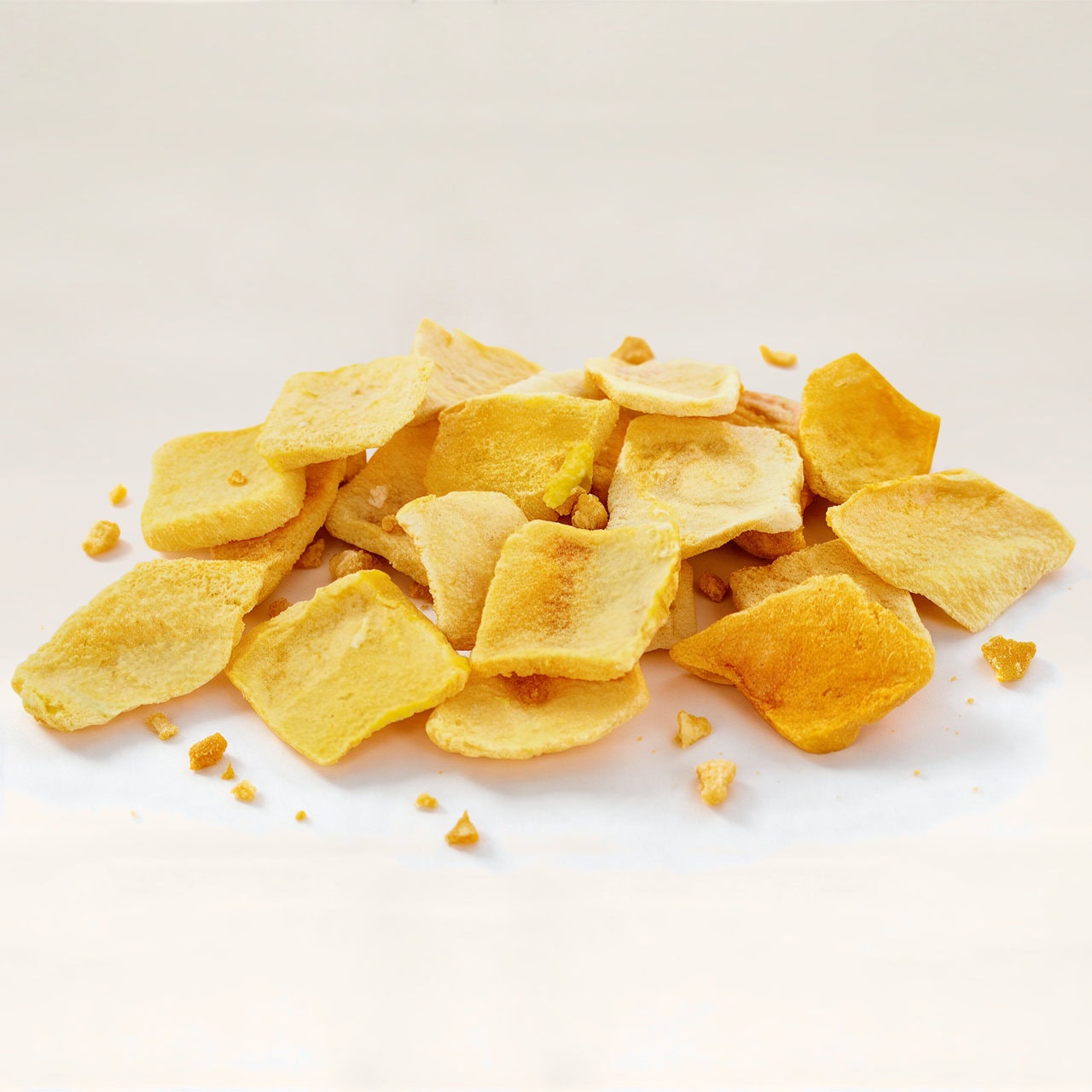 Gefriergetrocknete Bio-Mango-Chips in Beuteln, natürliche Fruchtstücke.