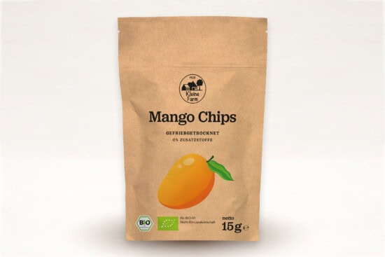 Kleine Farm gefriergetrocknete Mangochips in brauner Verpackung mit Mango-Illustration.