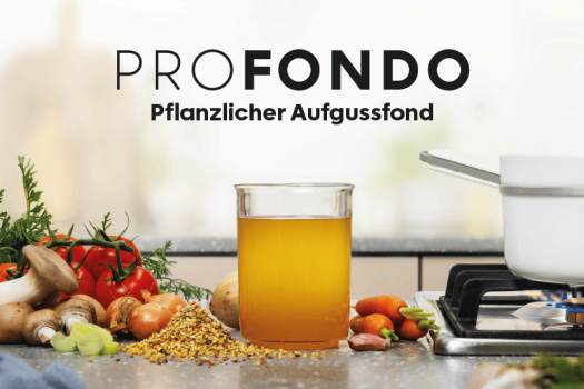 Hochwertiger pflanzlicher Aufgussfond mit frischen Zutaten und Kräutern.